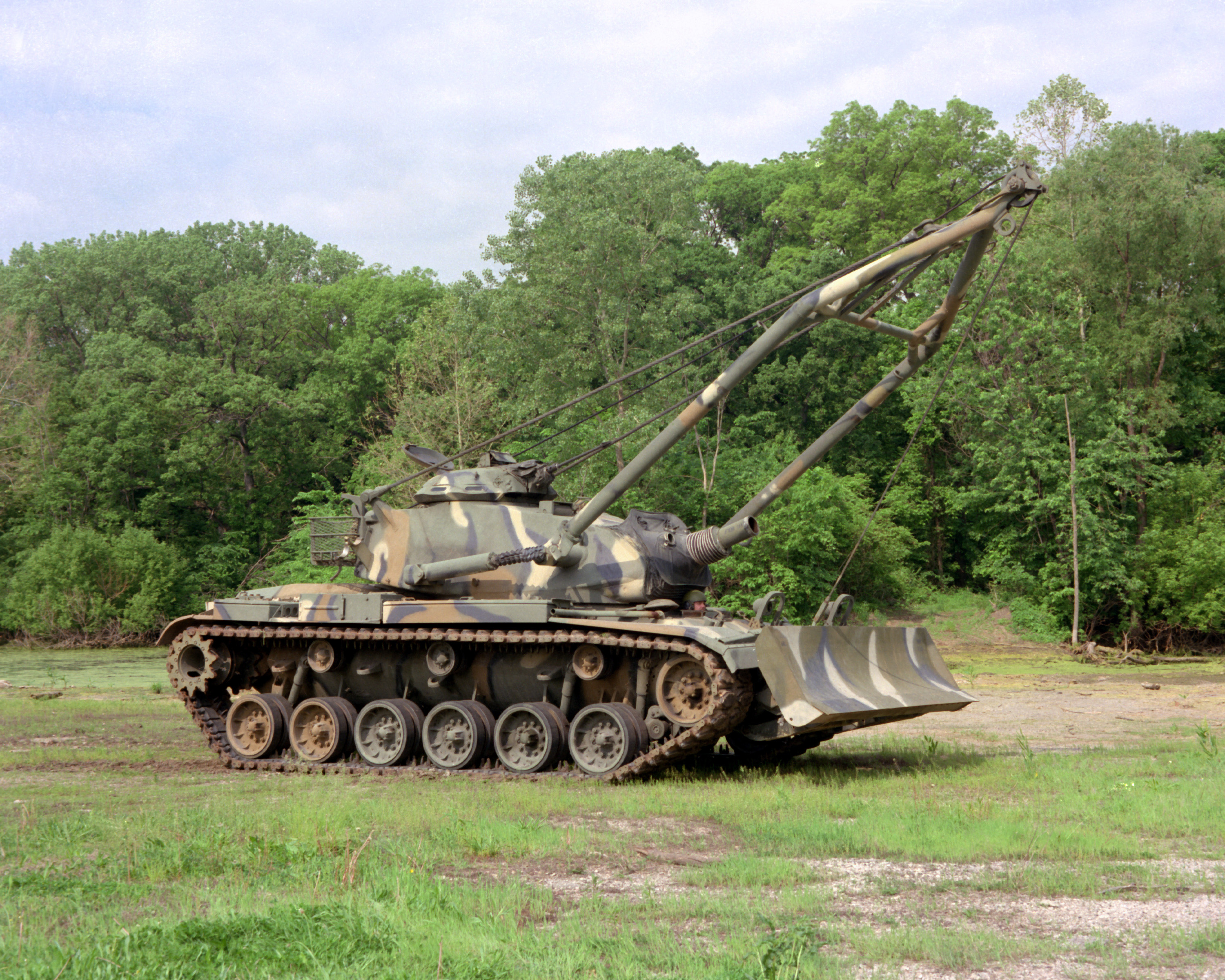 عائلة الدبابه M60 الامريكيه العريقه  M728_Combat_Engineer_Vehicle_woodland_from_right