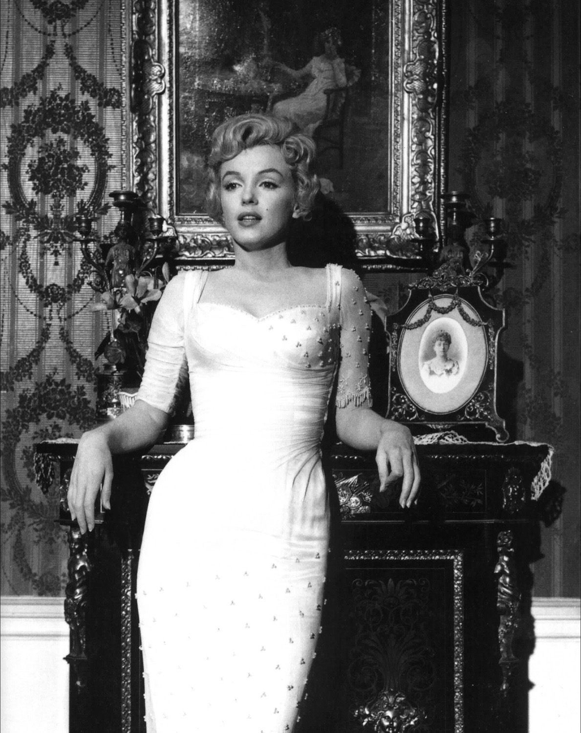http://upload.wikimedia.org/wikipedia/commons/d/d9/Marilyn_Monroe,_The_Prince_and_the_Showgirl,_1.jpg