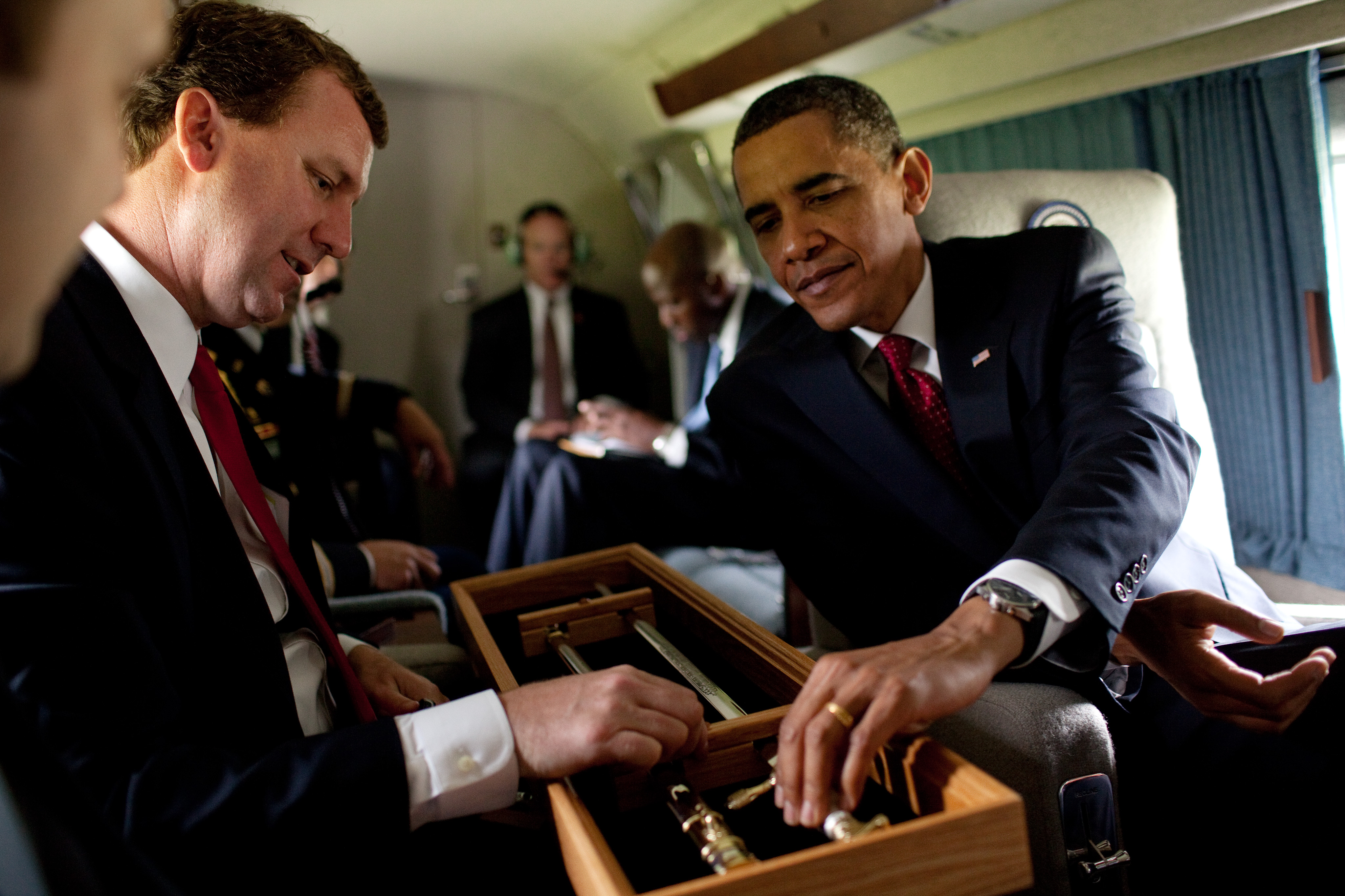 Президентская жизнь. Барак Обама политика. Обама в поезде. Агенты секретной службы США фото Обама. Барак Обама с друзьями крутое фото.