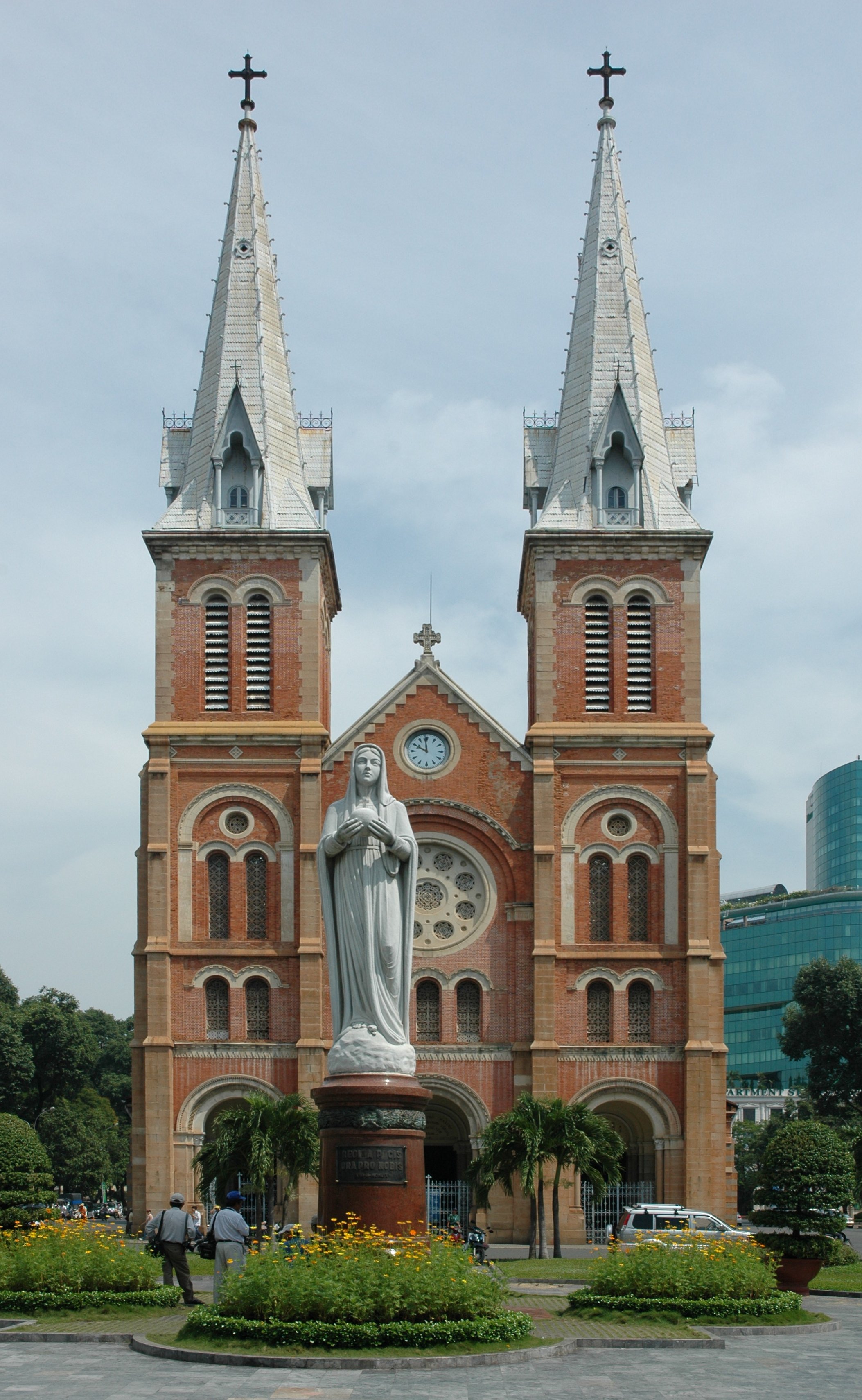 Nhà thờ chính tòa Việt Nam: Nhà thờ chính toà Đức Bà Hà Nội, một trong những kiến trúc tôn giáo đẹp nhất của nước ta. Xem bức ảnh này và cảm nhận vẻ đẹp kiến trúc độc đáo, tôn nghiêm và trang trọng. Hãy đến và khám phá địa điểm này để cảm nhận thêm nét đẹp của nghệ thuật và tôn giáo tại Việt Nam.