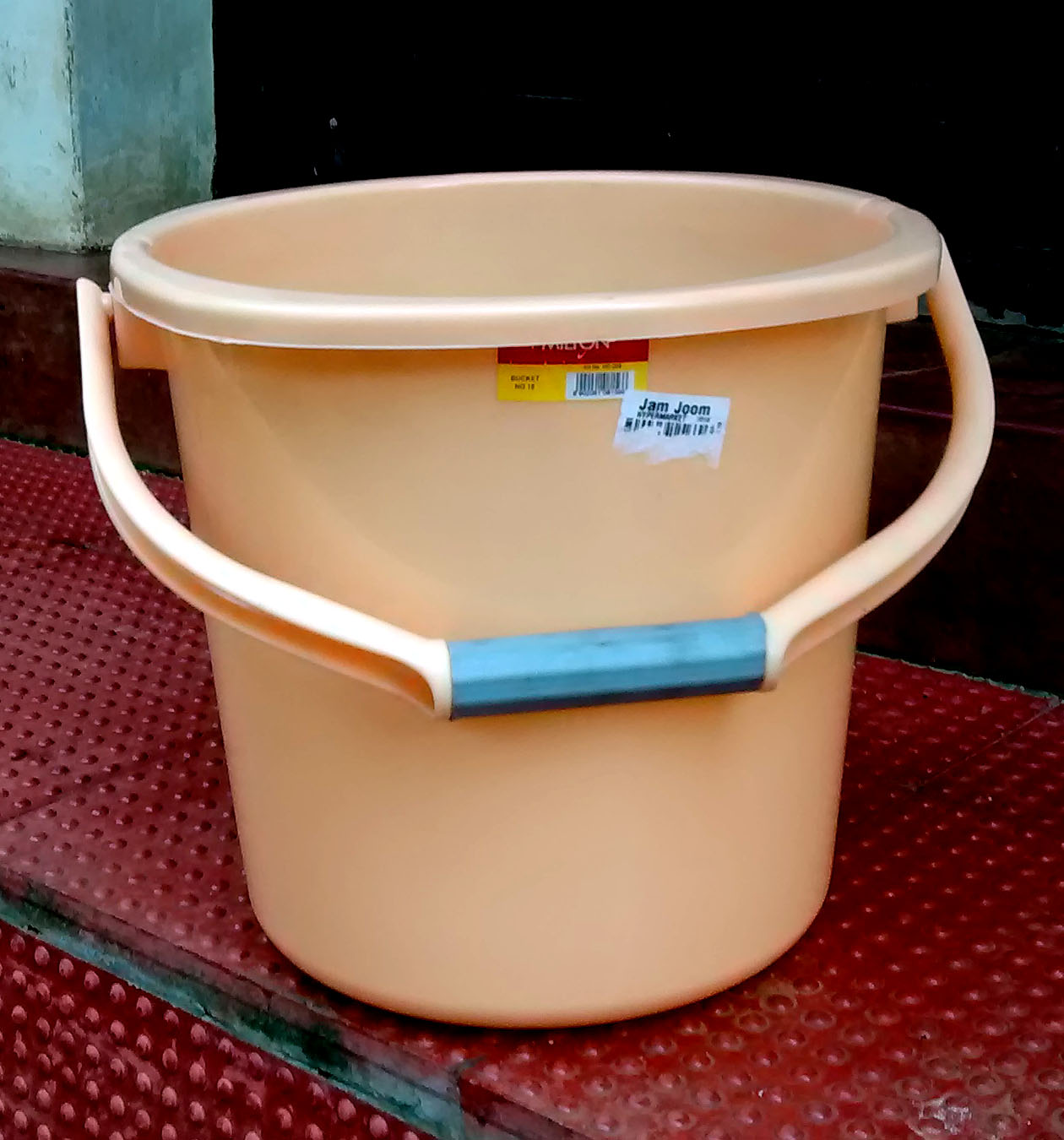 File:Pails and buckets.jpg - Wikipedia