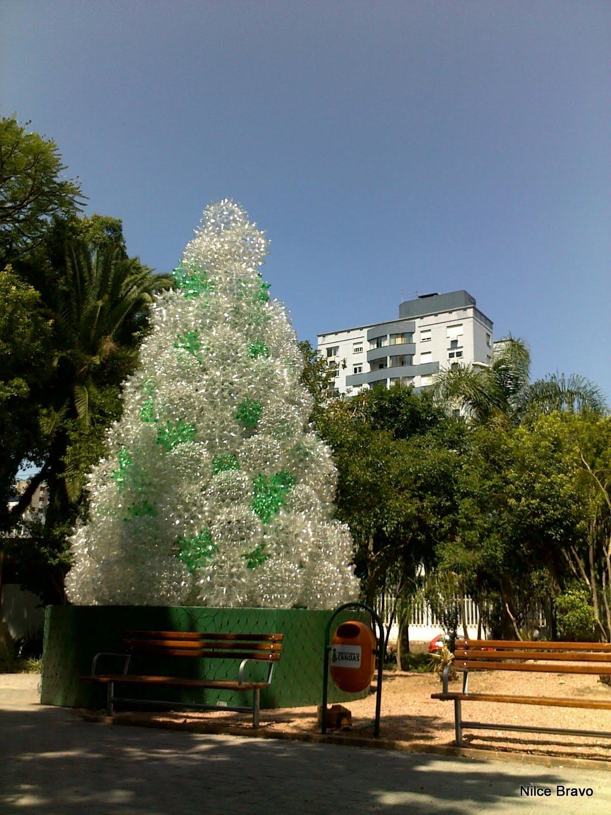 File:Reciclar é um luxo^ - Linda árvore de Natal feita com globos de  garrafas pet. Praça Emancipação Canoas RS - Natal da Transformação -   - Wikimedia Commons