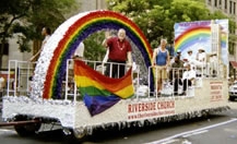 Il carro della Pride Parade della Riverside