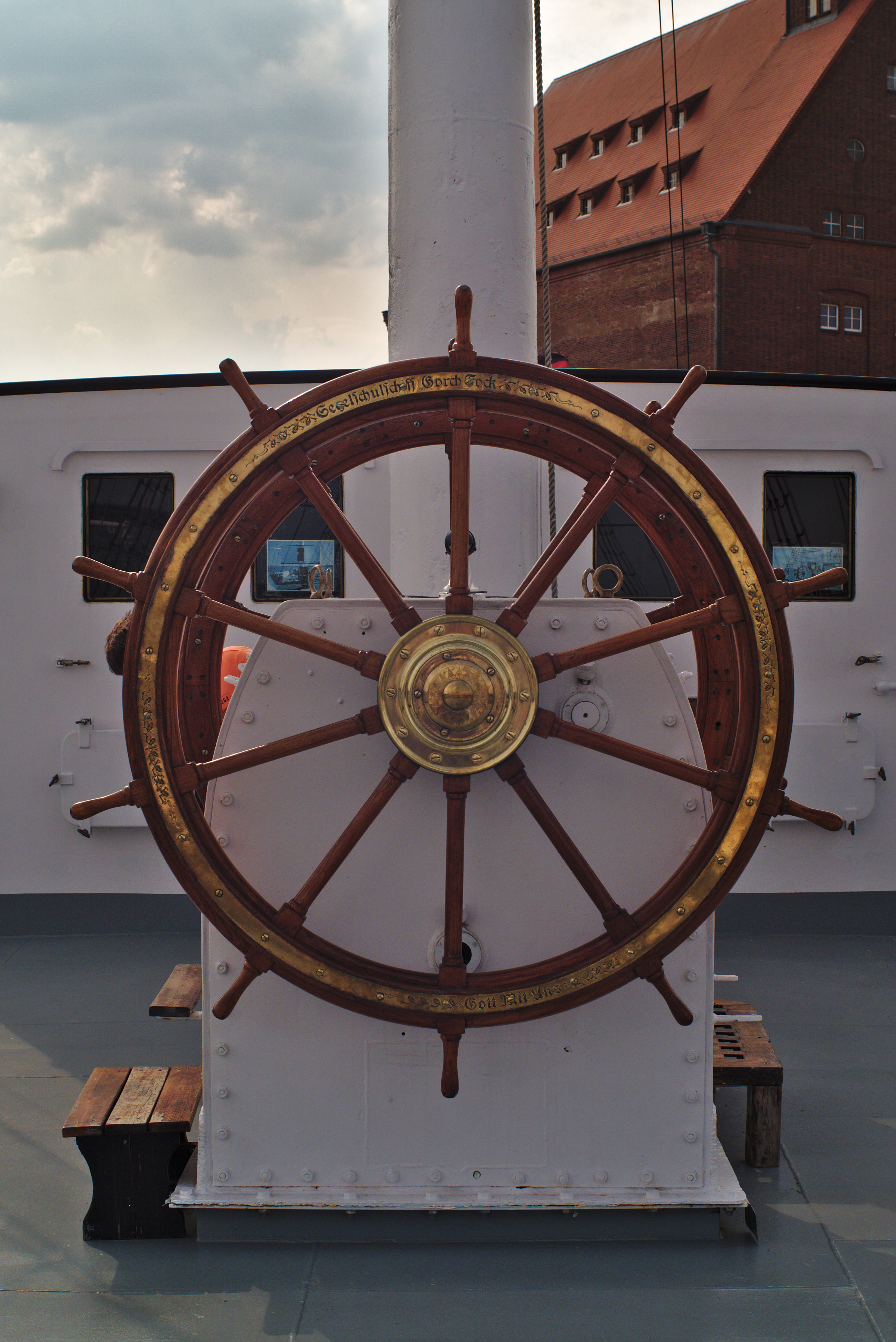 File:Steuerrad Gorch Fock I (43265347305).jpg - Wikimedia Commons