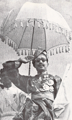 File:Sultan Omar Ali Saifuddien III salute.jpg