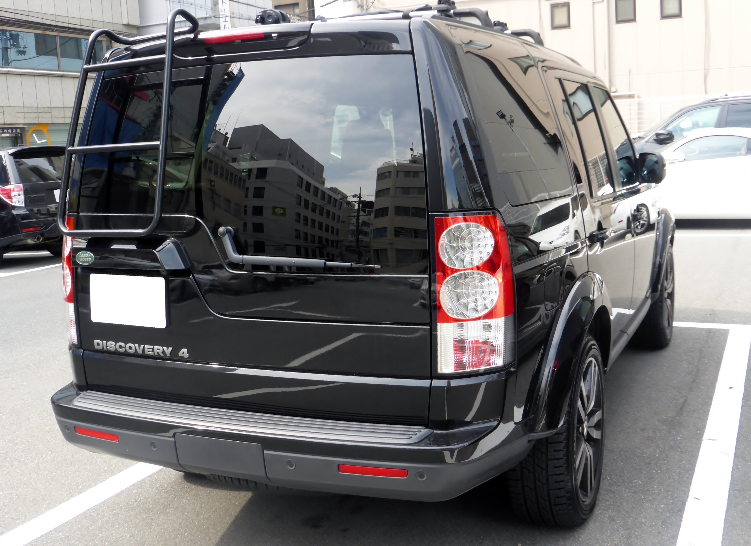 verantwoordelijkheid Grote waanidee slepen File:The rearview of LAND ROVER DISCOVERY 4 SE Black Edition.JPG -  Wikimedia Commons