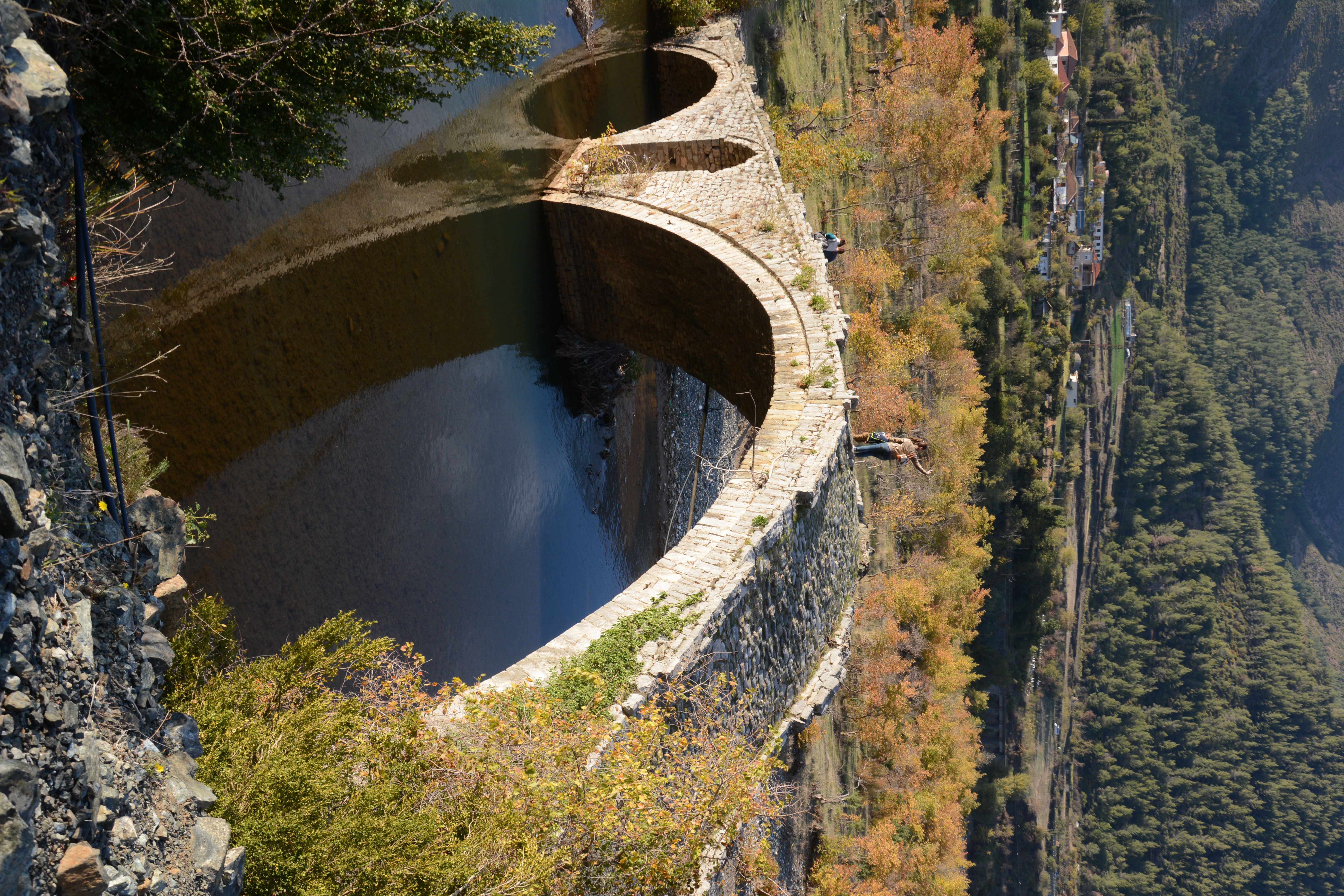 https://upload.wikimedia.org/wikipedia/commons/d/d9/Ura_e_Kamares_%28Kamare_Bridge%29%2C_Elbasan_%283%29.jpg