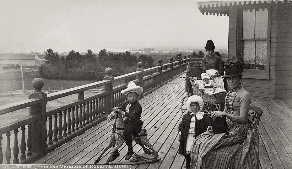 Опишите фотографию людей запечатленных на фотографии. Канада город Квебек 19 век. Американский вокзал 19 век. Веранда 19 века. Веранда Англия 19 век.