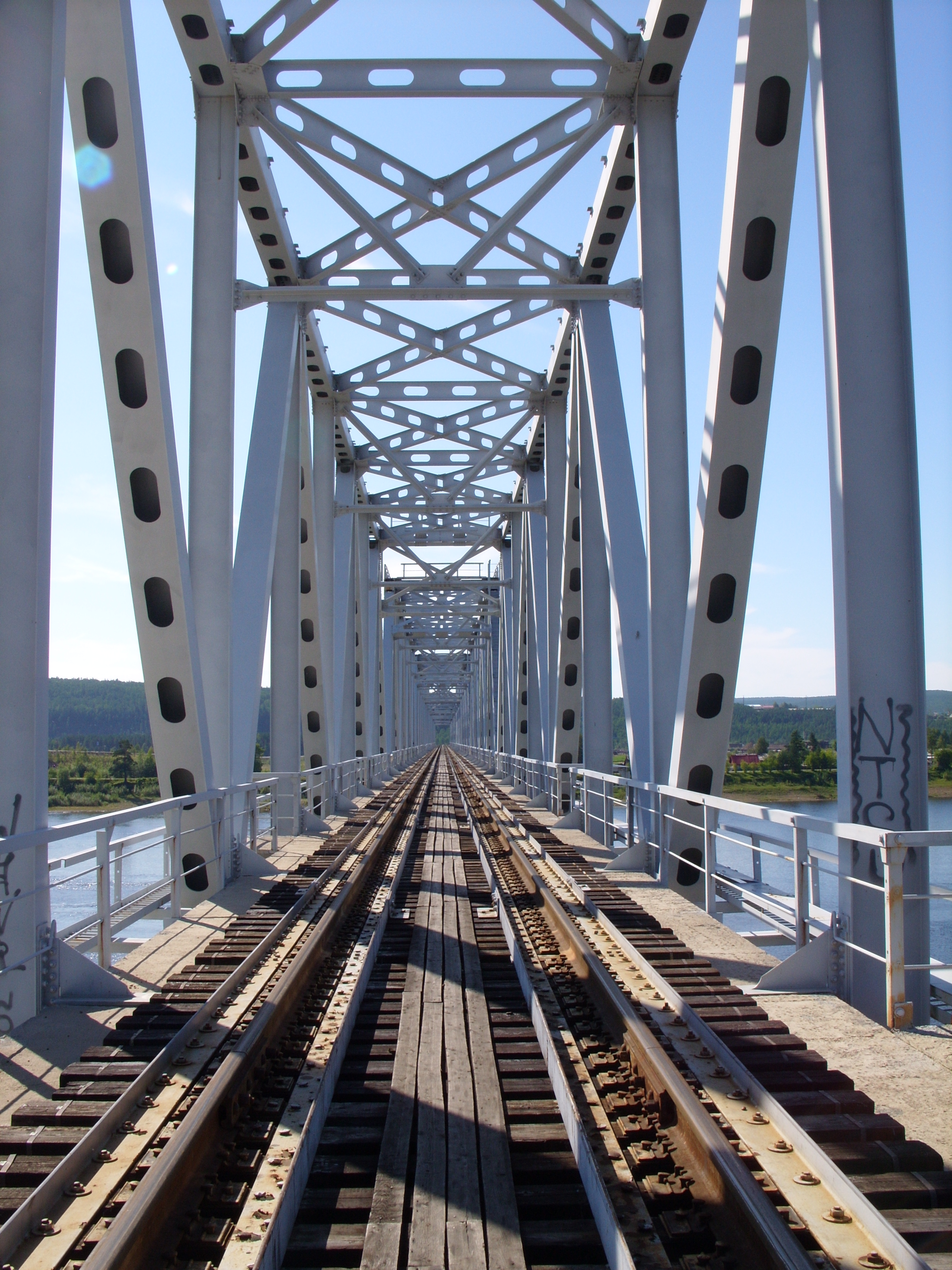 Железная дорога металл. Тобольский Железнодорожный мост. Железный Железнодорожный мост. Однопутный Железнодорожный мост. Железнодорожный мост через Алдан.