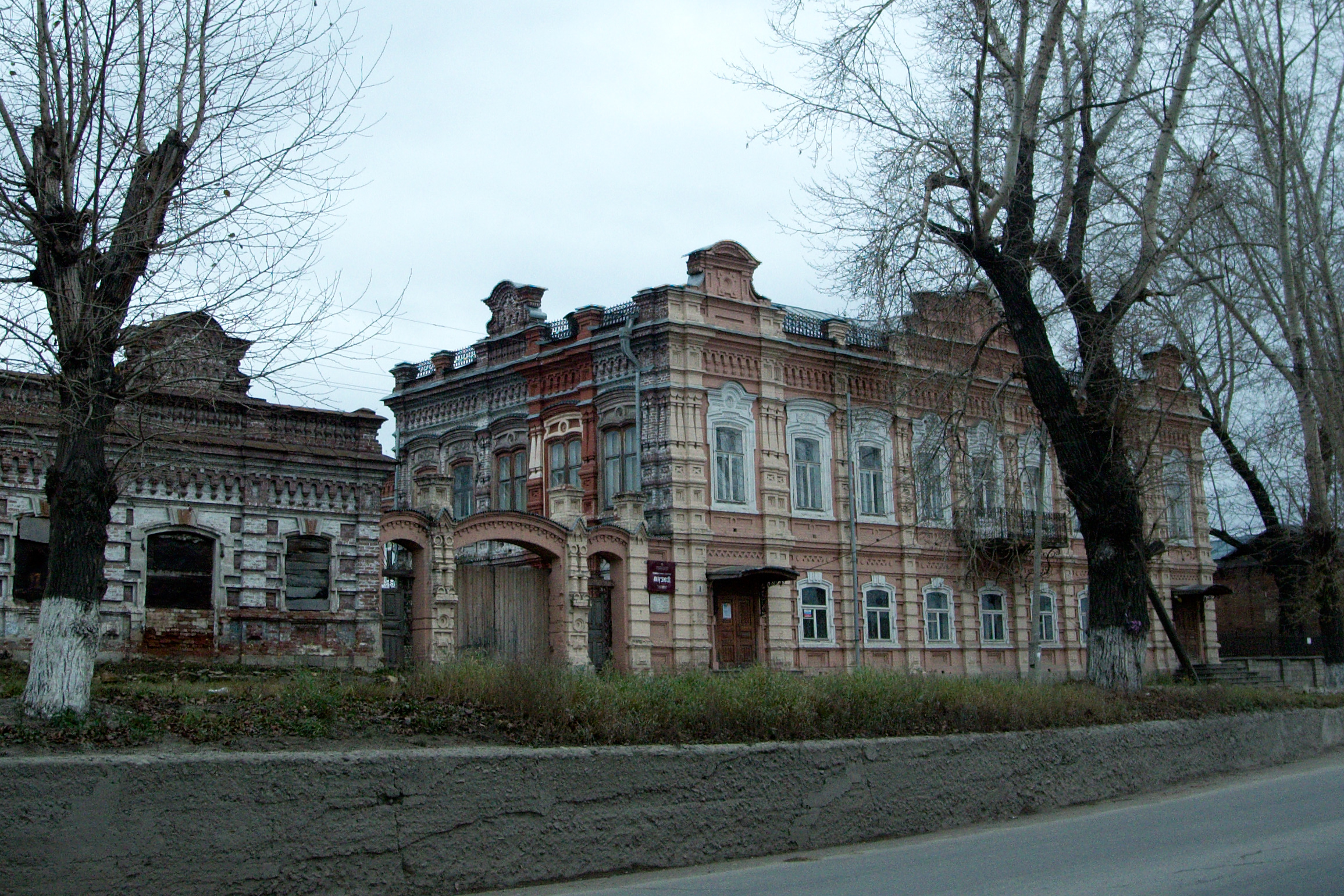 Город м е. Краеведческий музей город Миасс. Краеведческий музей Миасс здание. Города в Челябинской области Миасс краеведческий музей. Особняк Симонова Миасс.