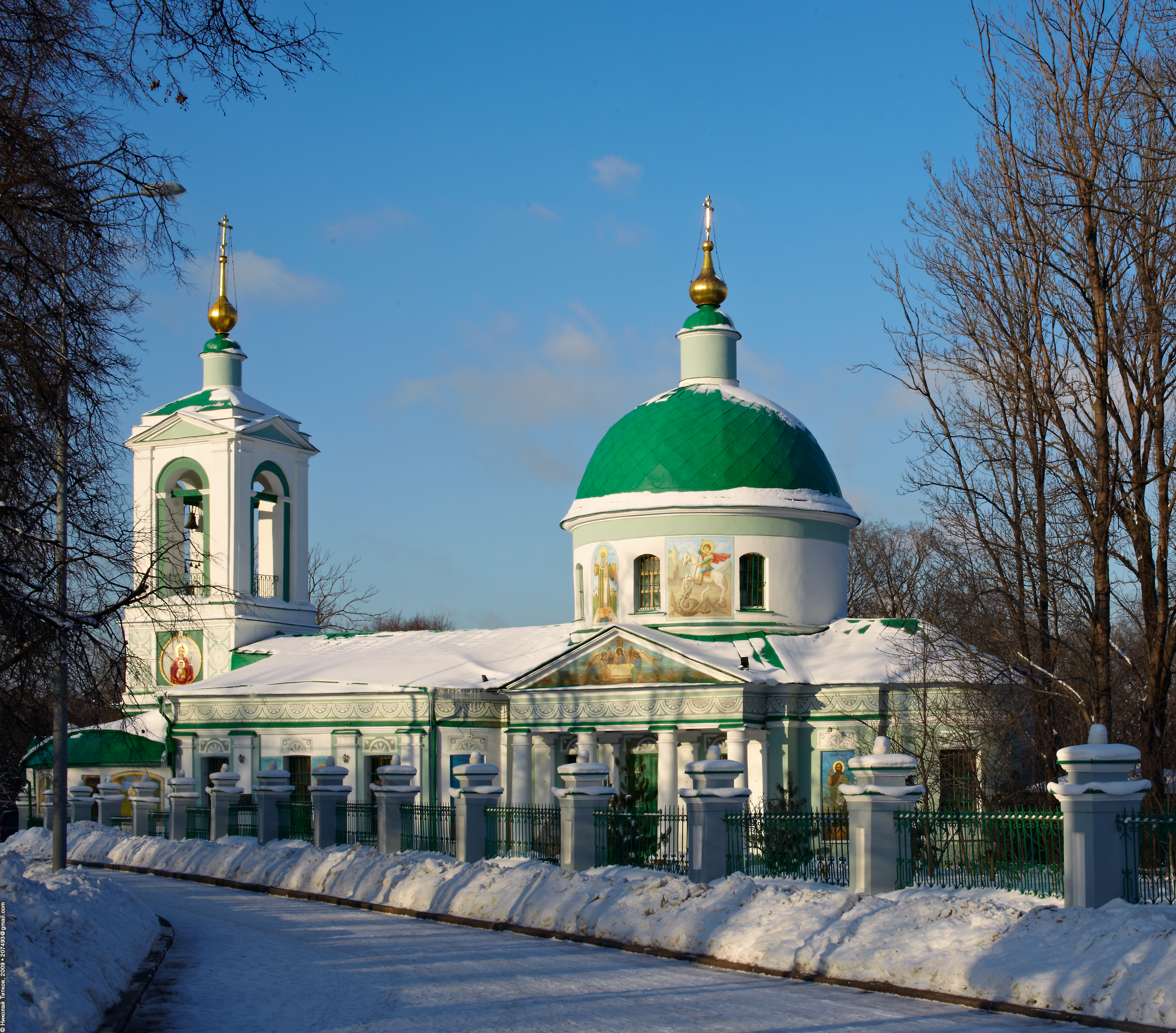 Храм на карамышевской набережной. Храм Живоначальной Троицы в Москве. Храм Троицы Живоначальной Макеевка. Храм Троицы Живоначальной в Хорошёве в Москве.