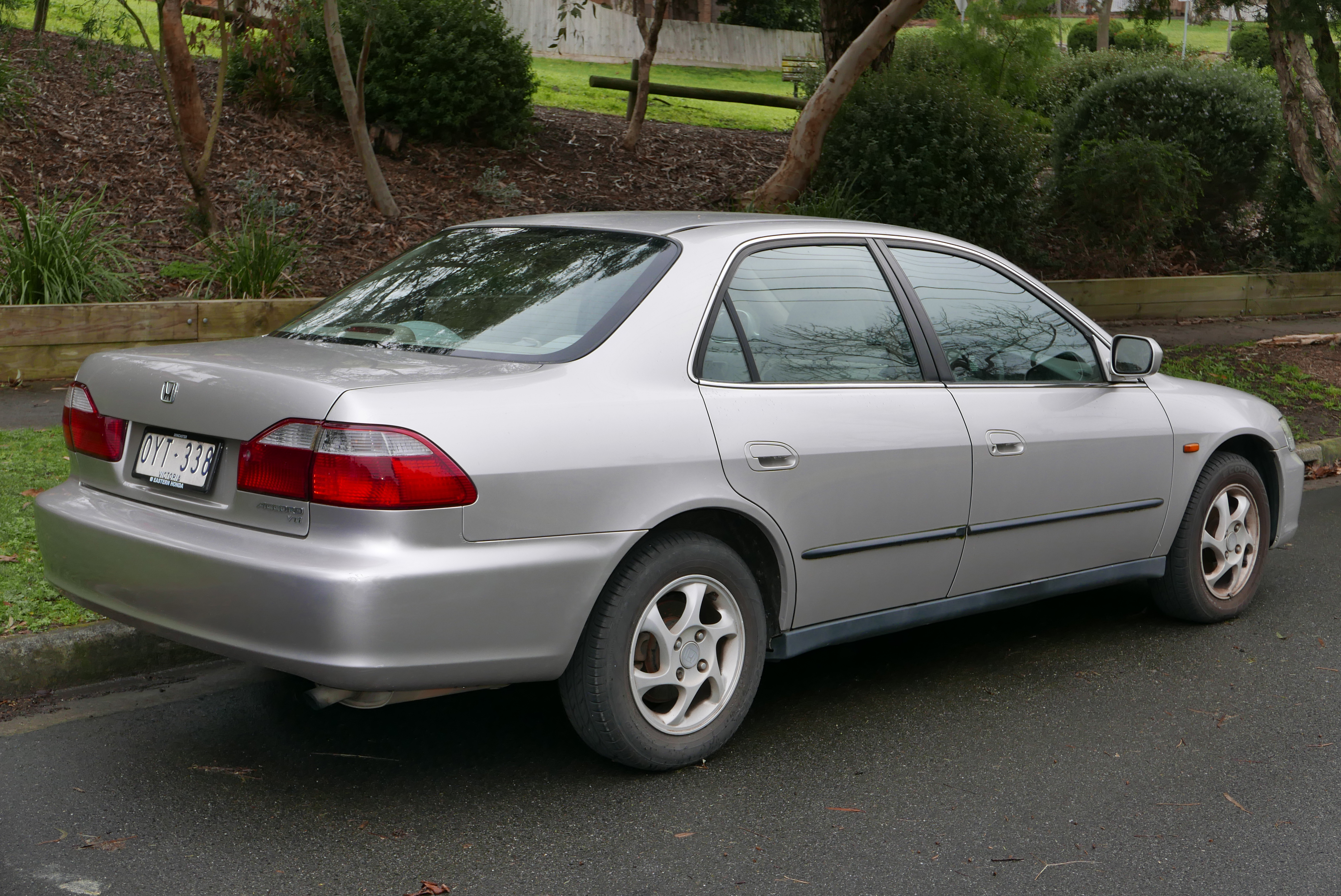 File:1998 Honda Accord VTi sedan (2015-08-07) 02.jpg ...