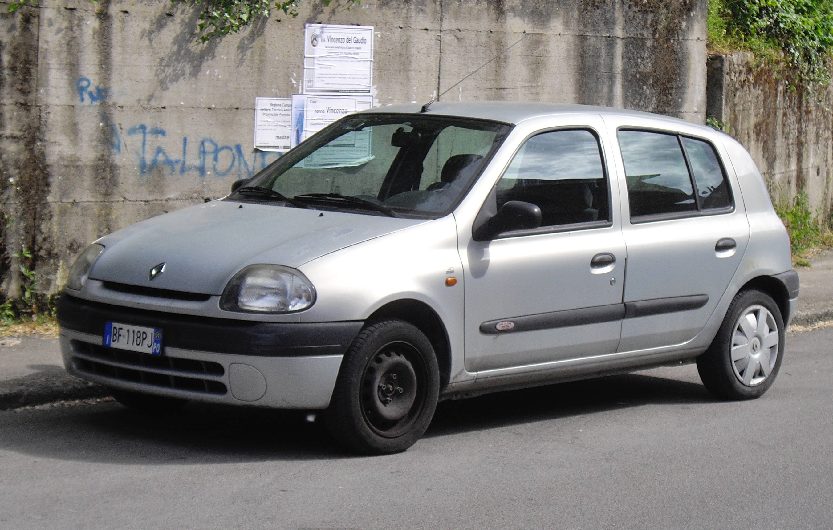 File:1999 Renault 5-door Radio 101 - Wikimedia Commons