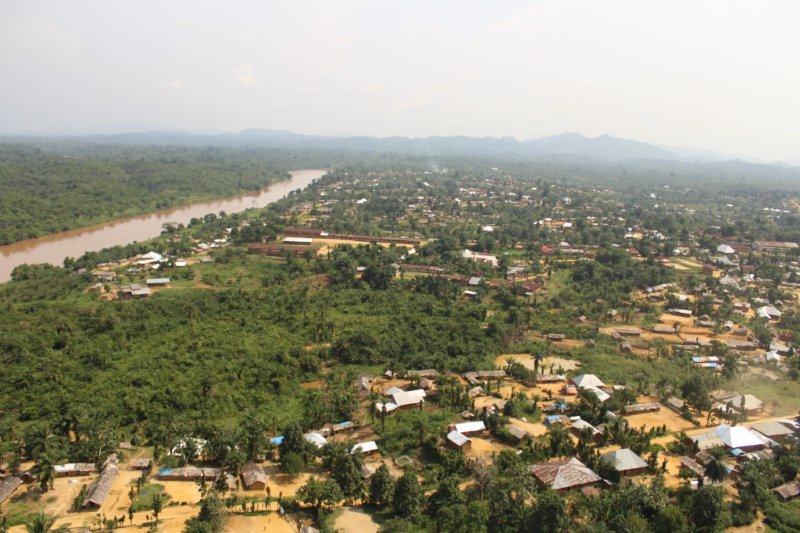 File:An air view of Shabunda, showing both the city and the river Ulindi - Dec 2016.jpg