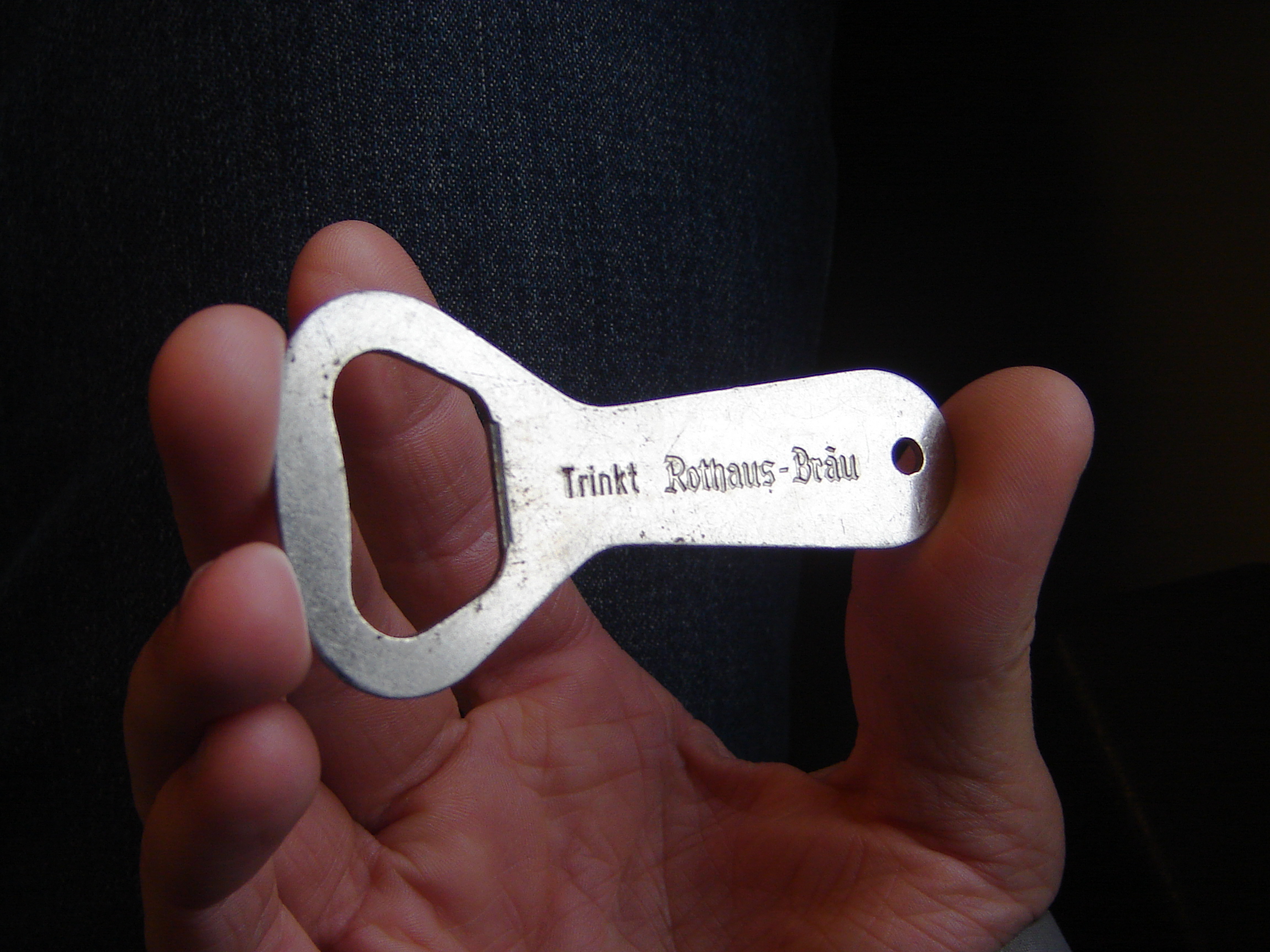 https://upload.wikimedia.org/wikipedia/commons/d/da/Bottle_Opener.jpg