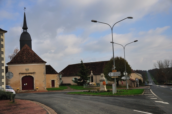 File:Bouesse (Indre) - Place de l'église.JPG