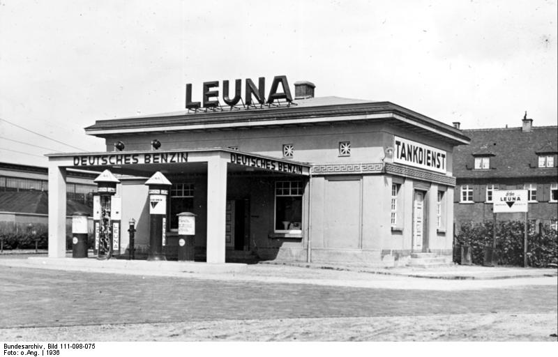 File:Bundesarchiv Bild 111-098-075, Leuna-Tankstelle.jpg