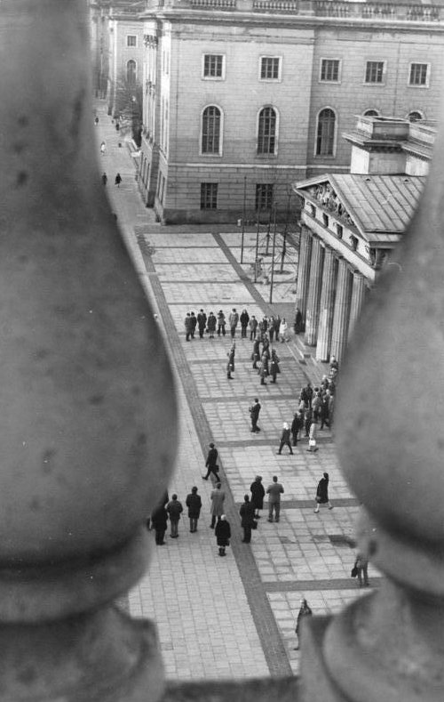 File:Bundesarchiv Bild 183-L0103-017, Berlin, Neue Wache Unt