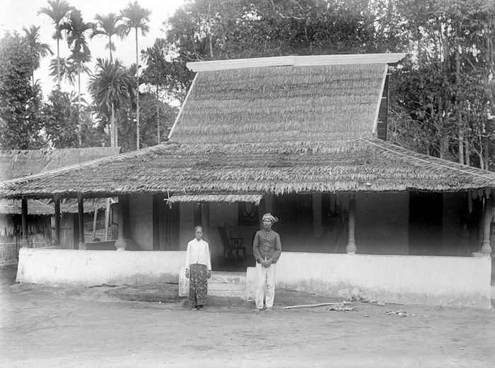 File:COLLECTIE TROPENMUSEUM Het huis van een sengaji een lokale bestuurder in Galela TMnr 10017403.jpg