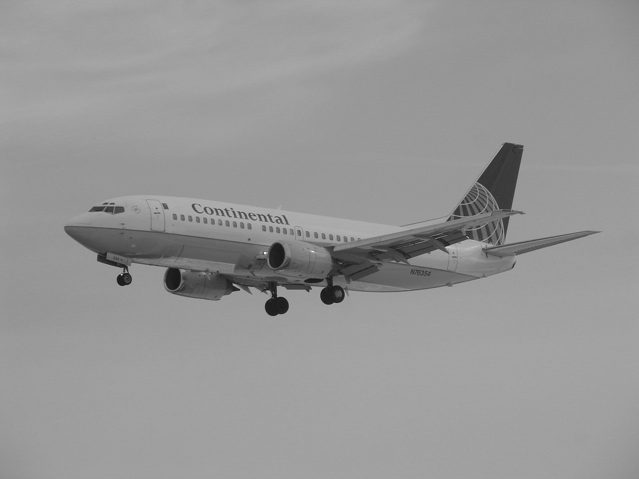 Continental Airlines 737 in b-w (416845979).jpg