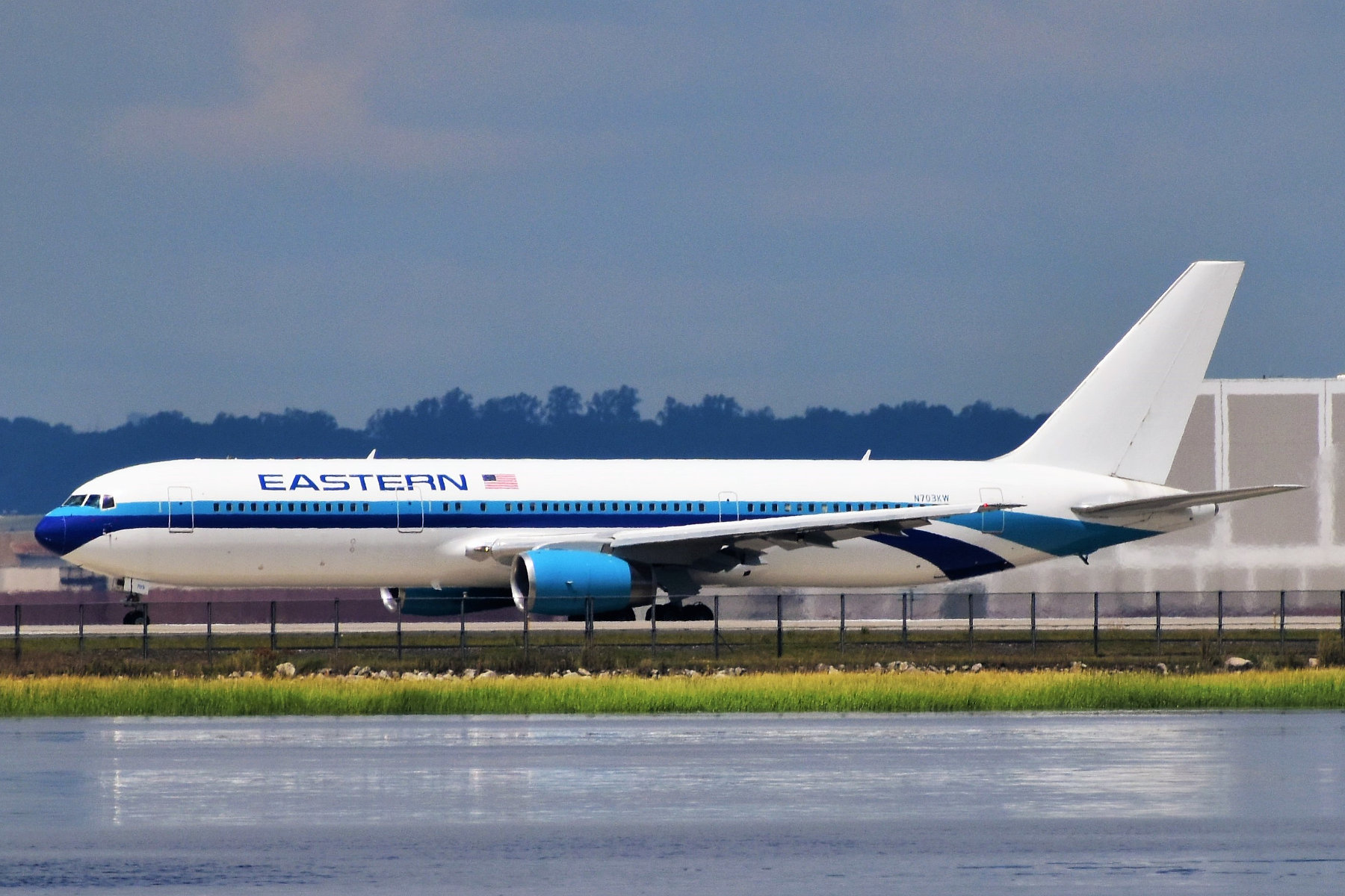 ファイル:Eastern Airlines (2D) Boeing 767-336(ER) N703KW taxiing 