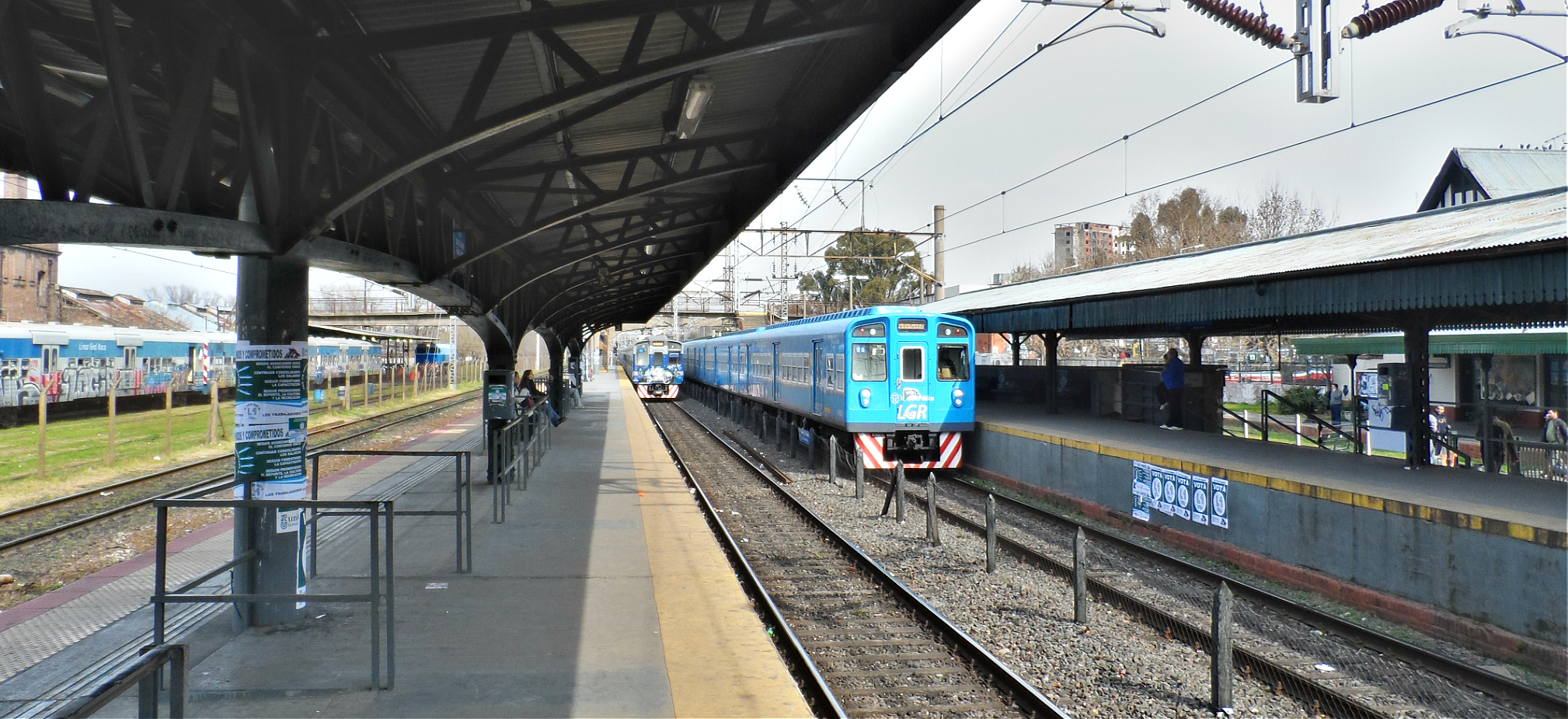 File:Estación Remedios de Escalada - coches del tren rápido Buenos Aires-La  Plata.JPG - Wikimedia Commons