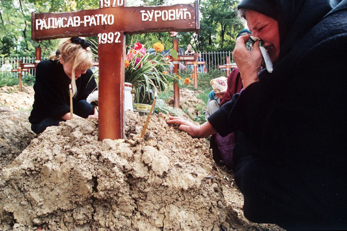 File:Evstafiev-bosnia-sarajevo-woman-cries-at-grave.jpg