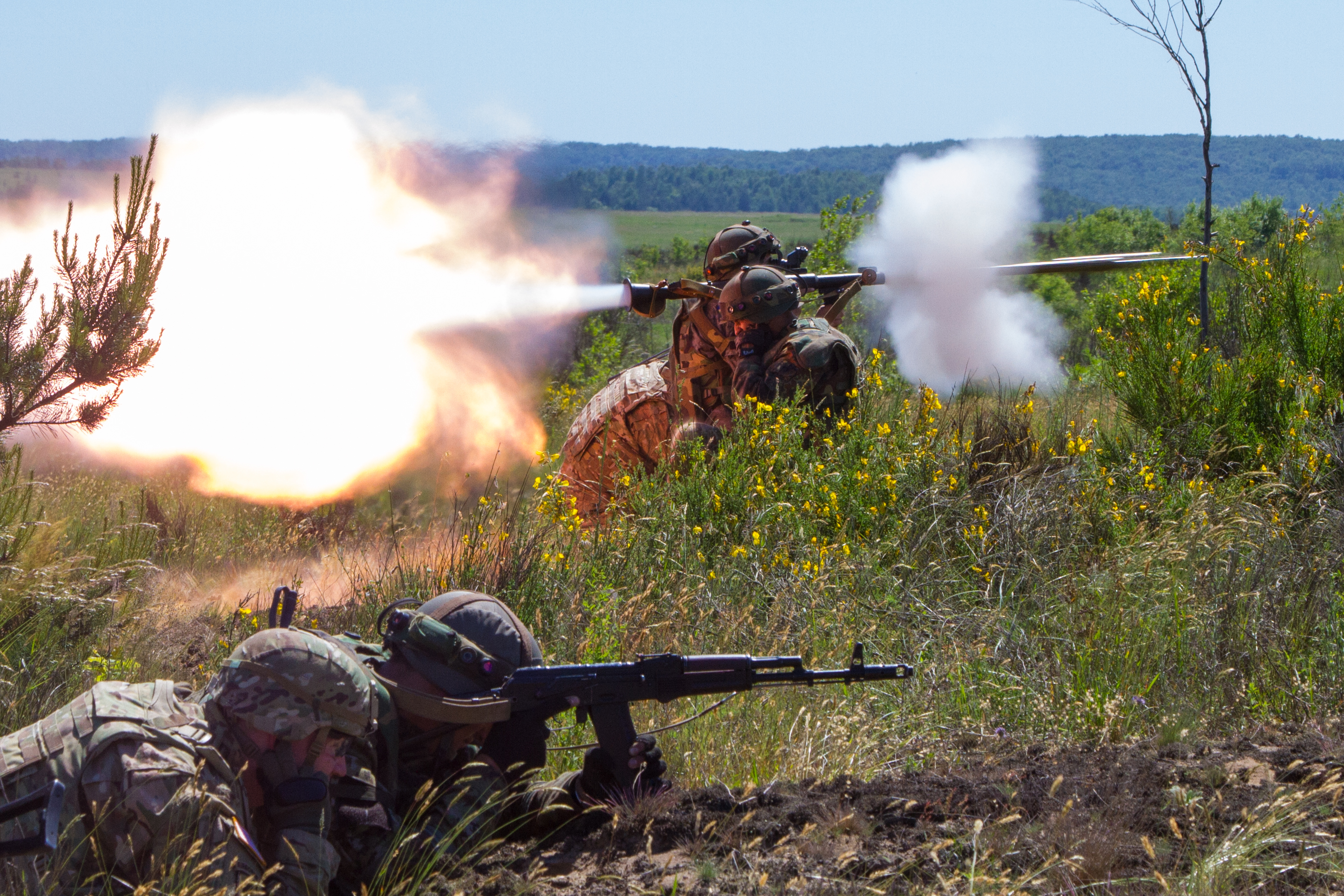 File:Commandos preparing to fire a L118 light gun during Exercise