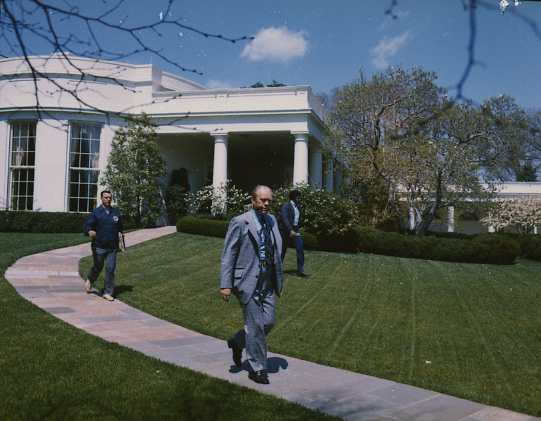 File:Ford walking on sidewalk between Oval Office and South Driveway 3.jpg