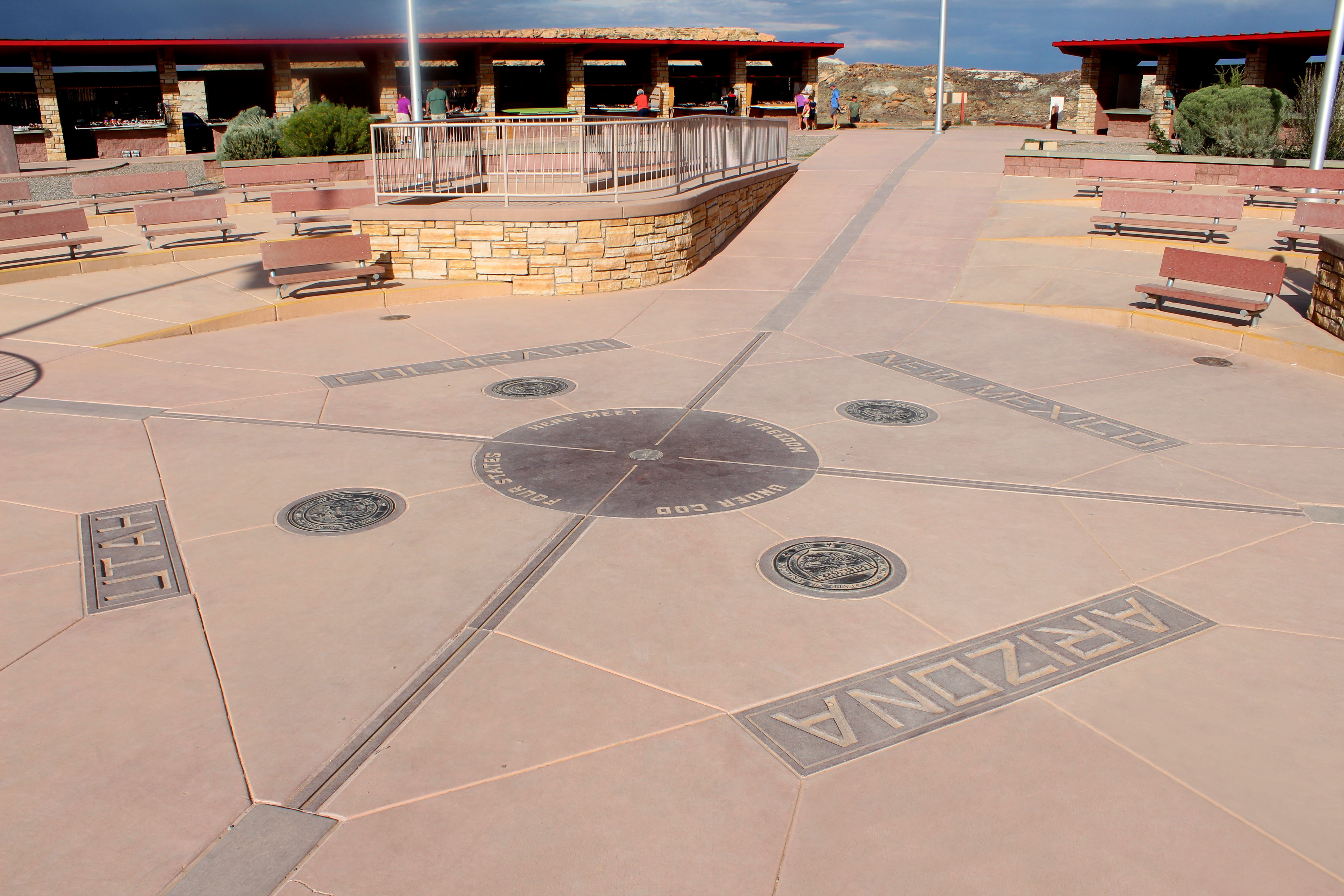 Four corners. Монумент 4 Штатов. Монумент четырех углов США. Нью Мексико 4 угла. Граница 4 Штатов.