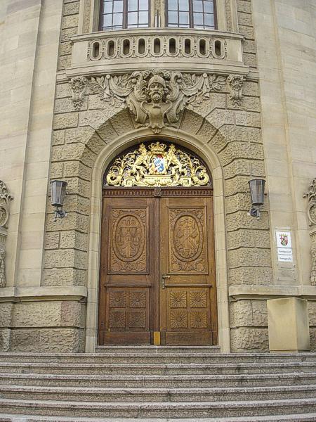 File:Gerichtsgebäude Landau Portal.jpg