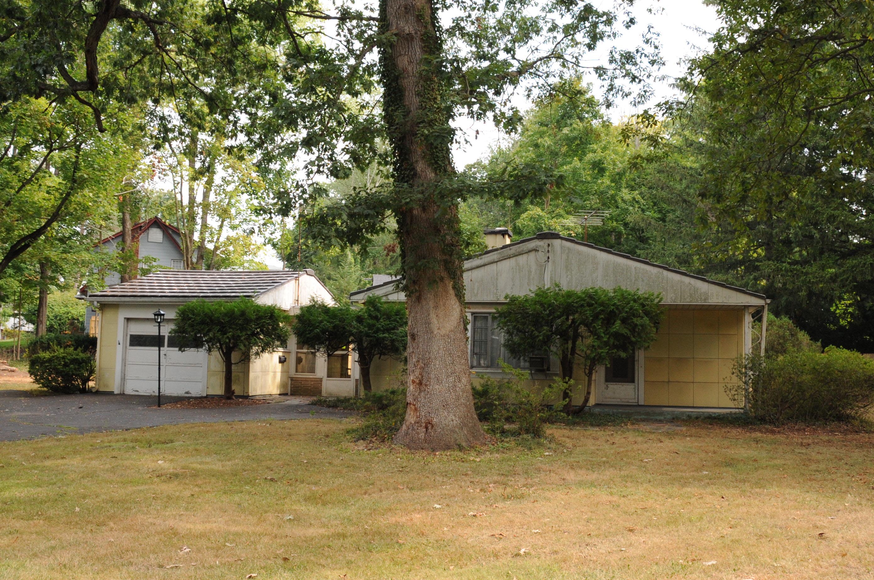 Photo of Harold Hess Lustron House