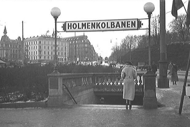 File:Holmenkolbanen entrance at Nationaltheatret.jpeg