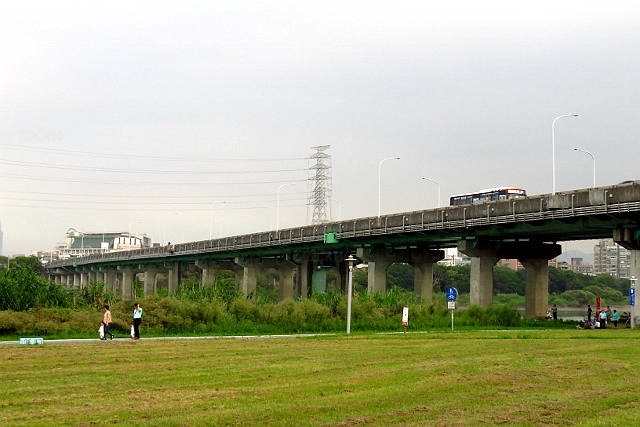 File:Huacui Bridge, New Taipei City, Taiwan.jpg