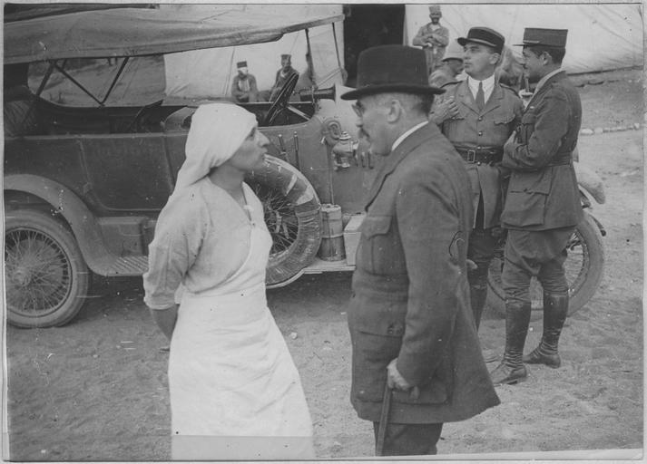 File:Justin Godart s'entrenant avec la Princesse Narychkine, fondatrice de l'hôpital juil spt 1917.jpg