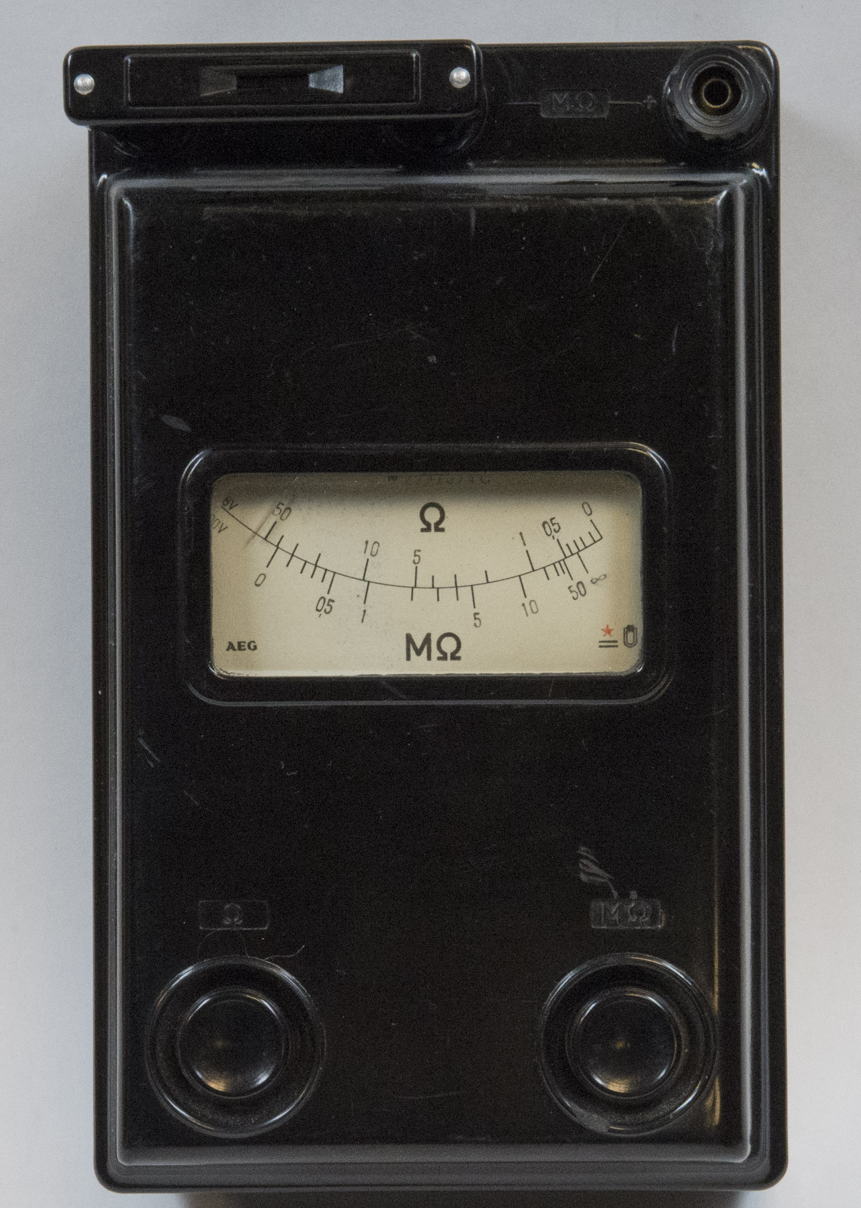 https://upload.wikimedia.org/wikipedia/commons/d/da/Ohmmeter-bakelit-aeg_hg.jpg