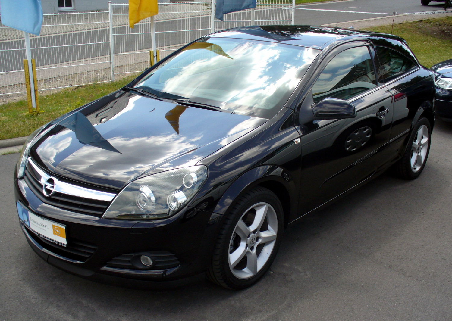 File:Opel Astra H GTC Saphirschwarz.JPG - Wikimedia Commons