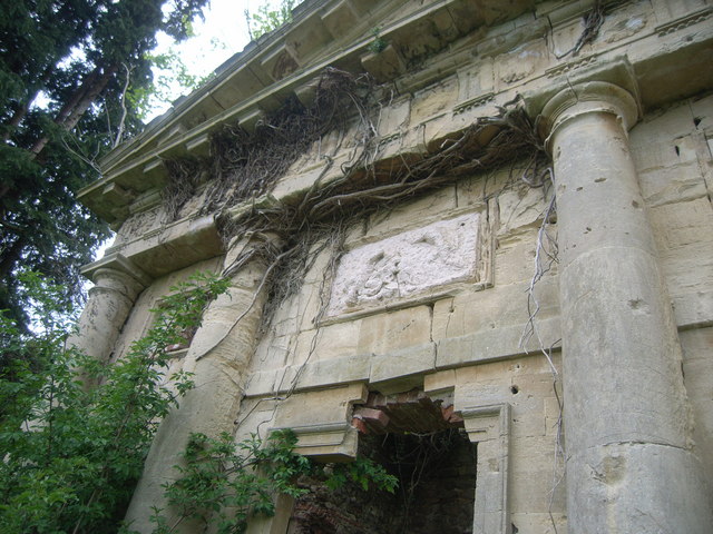 File:Piercefield House - overgrown outbuilding - geograph.org.uk - 888329.jpg