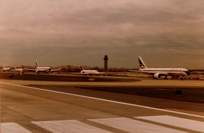 File:Planes of Atlanta Hartsfield-Jackson on runway.jpg