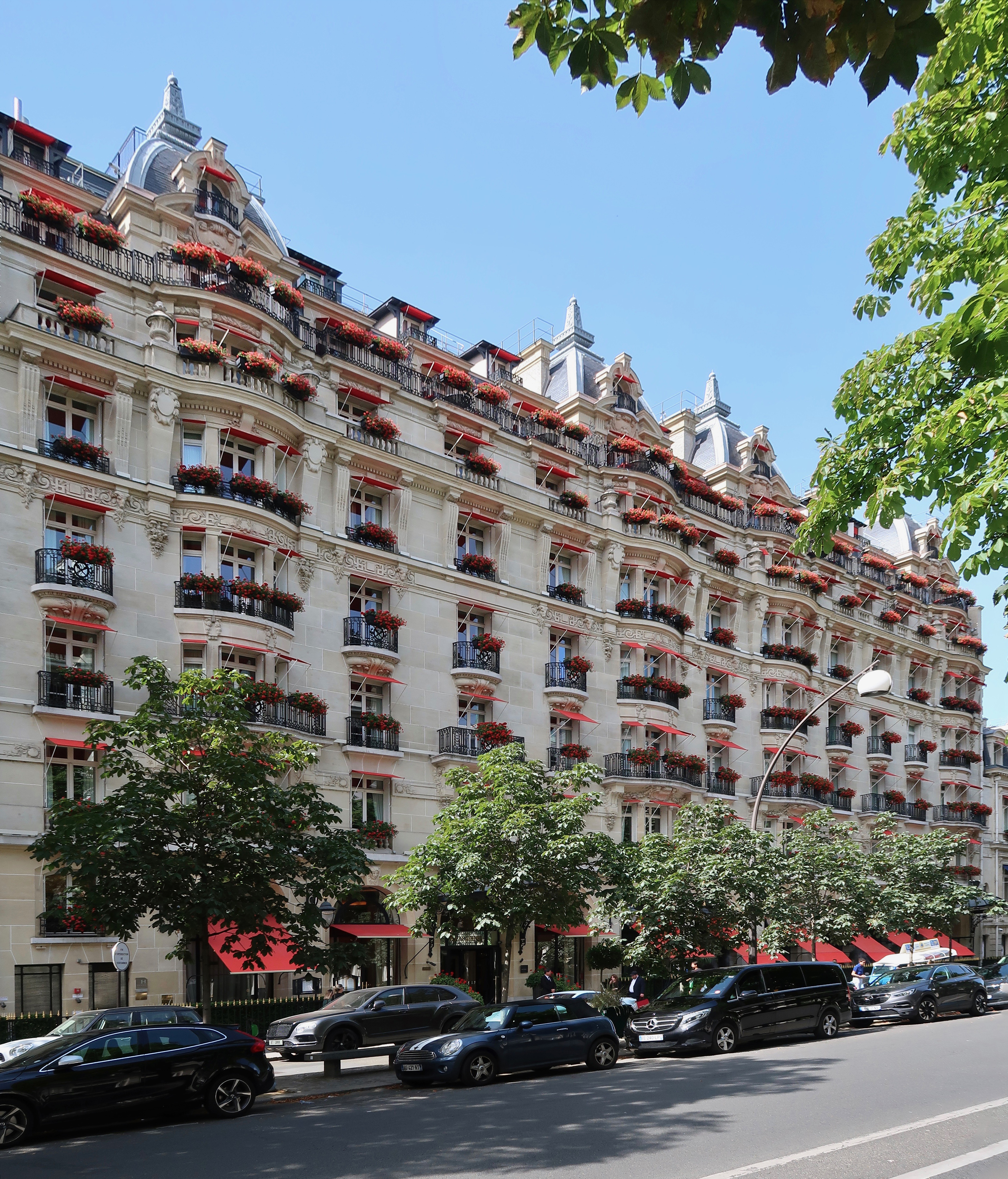 File Plaza Ath n e avenue Montaigne Paris 8e.jpg Wikimedia Commons