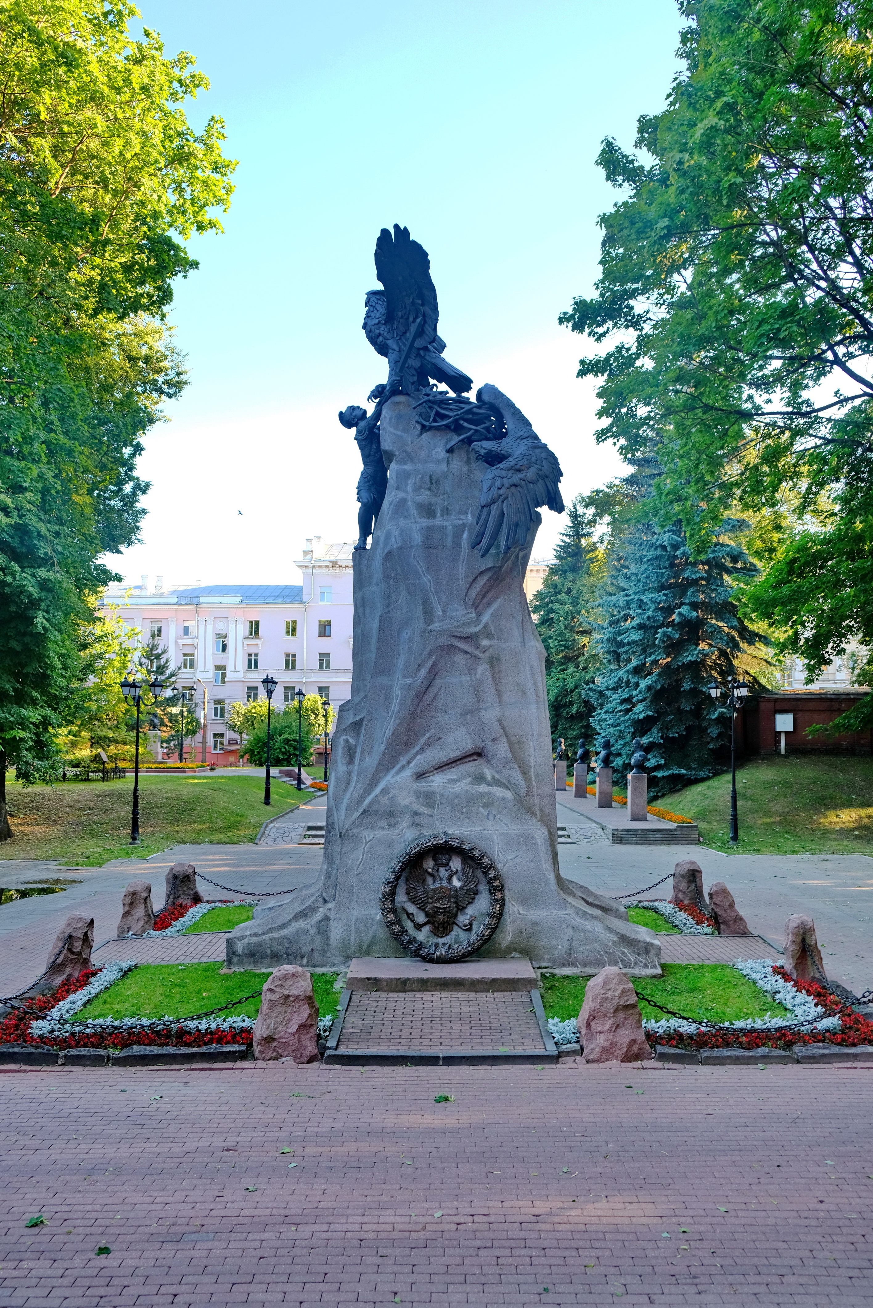 Орел смоленск. Памятник. Памятники Смоленска. Памятники в Орле. Фото на памятник.