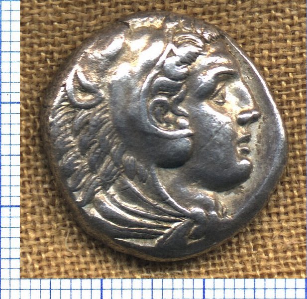 File:Tetradrachme.wmt mit Millimeterpapier.jpg