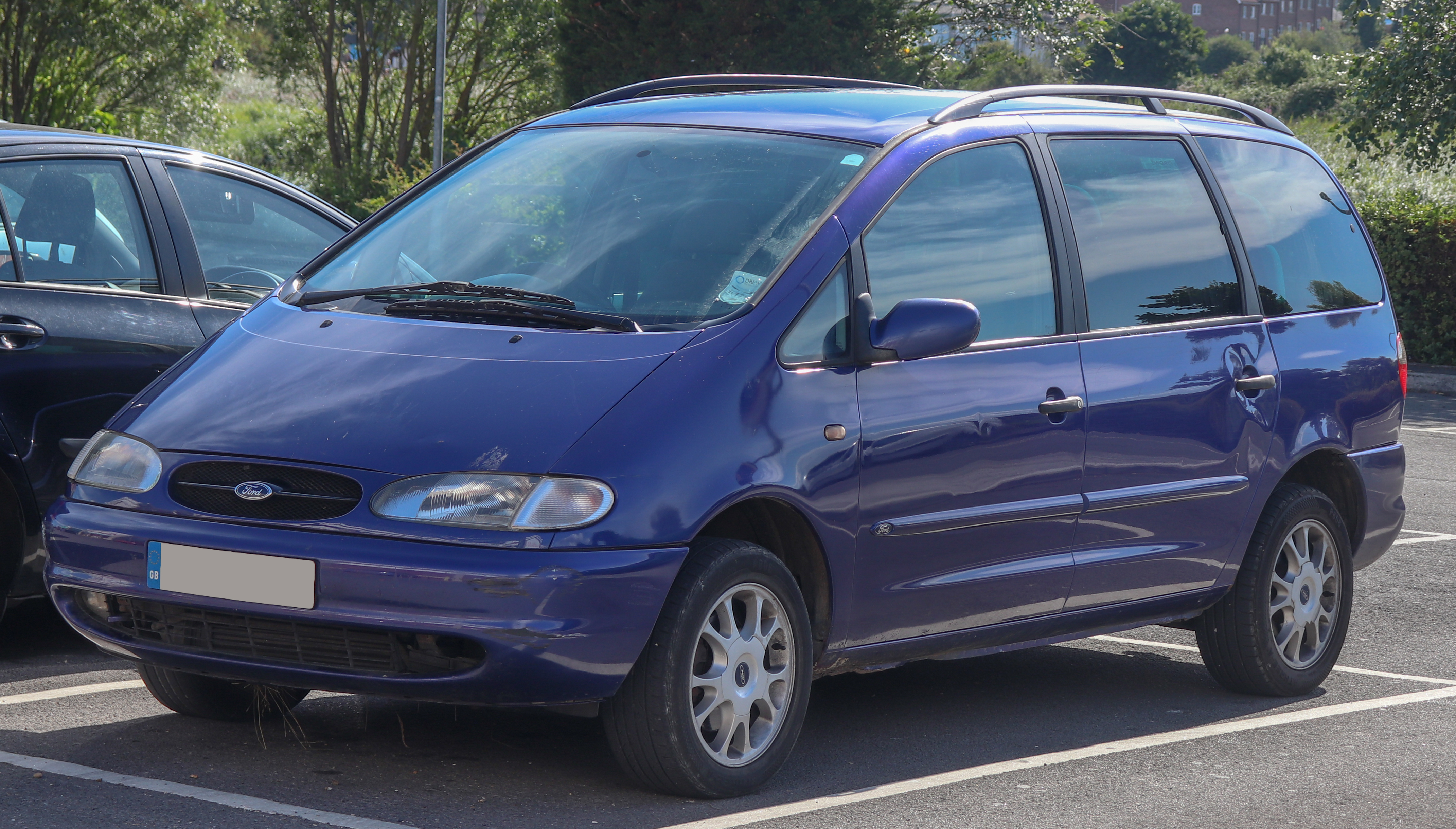 File:2000 Ford Galaxy Zetec TD 1.9 Front.jpg - Wikimedia Commons