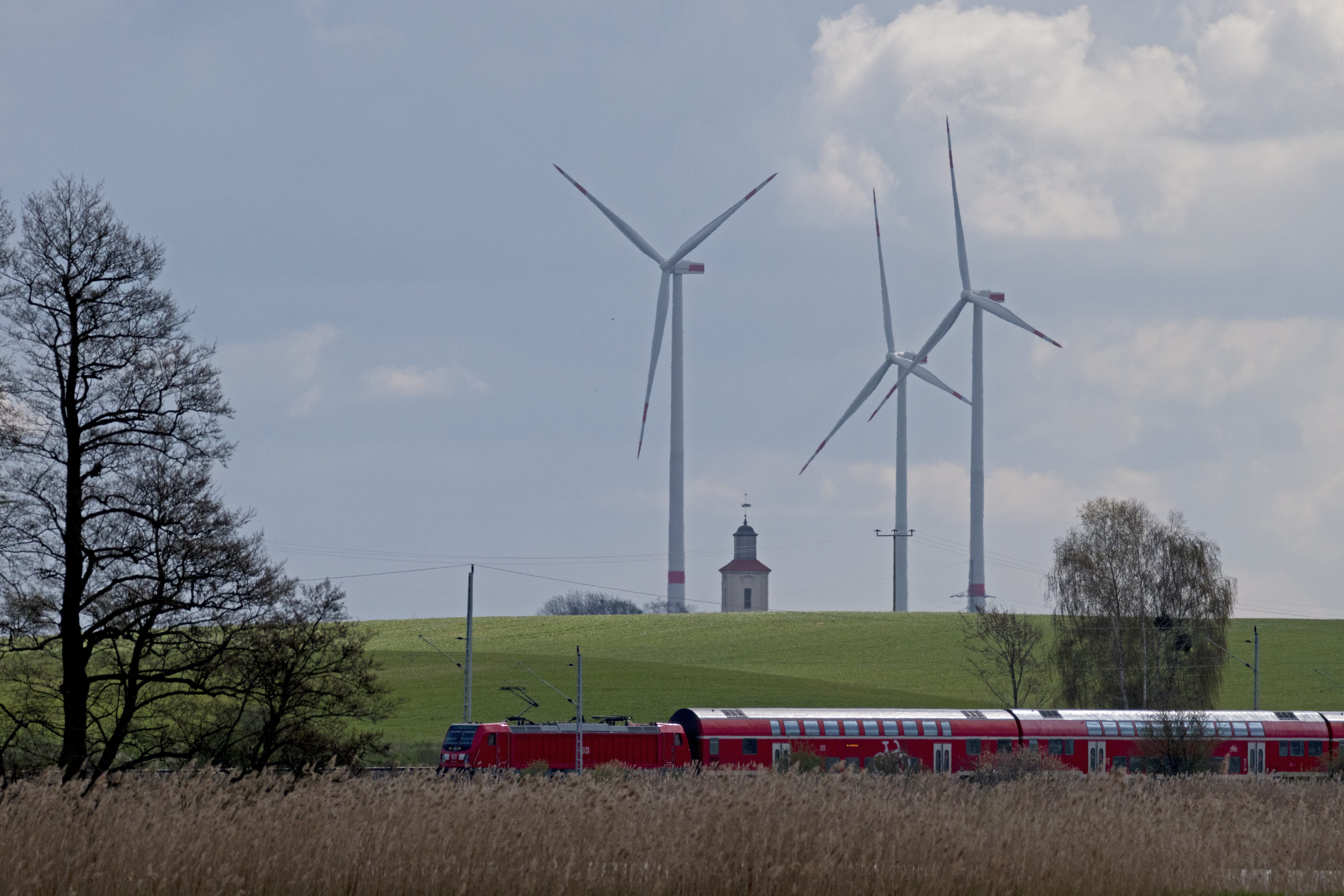 https://upload.wikimedia.org/wikipedia/commons/d/db/20210424_xl_0925-schneller-als-ein-Windgenerator--Pantona-nDSC_nDSC_1125_-_%E2%80%9Eschneller_als_ein_Windgenerator%E2%80%9C.jpg