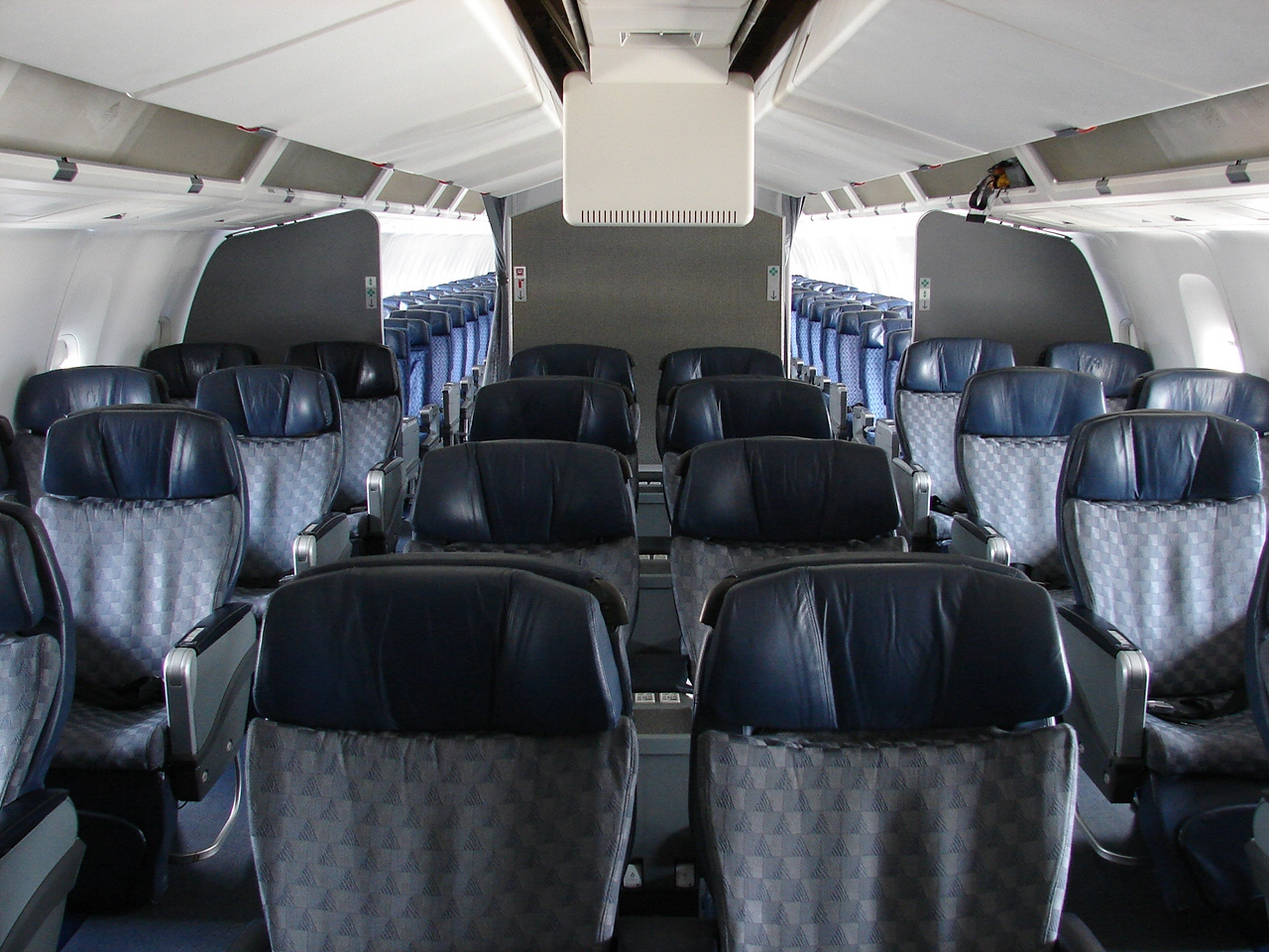 AA 762 Business Class (4646271726).jpg