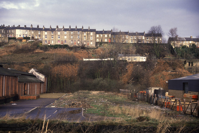 File:A funny gap in Milnsbridge - geograph.org.uk - 654697.jpg