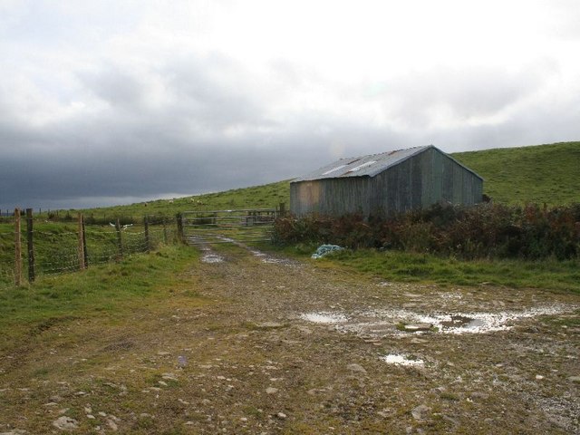 File:Barn by the track - geograph.org.uk - 1017507.jpg