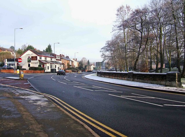 File:Broadwaters Bridge - geograph.org.uk - 1660327.jpg