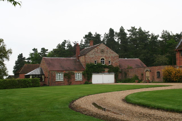 File:Building next to the Gate House on the Scrivelsby Estate - geograph.org.uk - 3467077.jpg