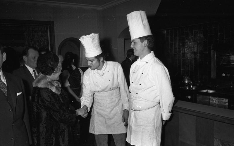 File:Bundesarchiv B 145 Bild-F026335-0030, Paris, Restaurant Vieux Berlin, Wilhelmine Lübke.jpg